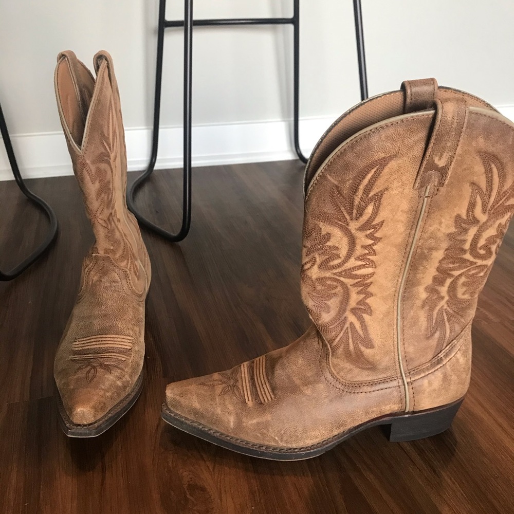 Women’s cowgirl boots 8.5